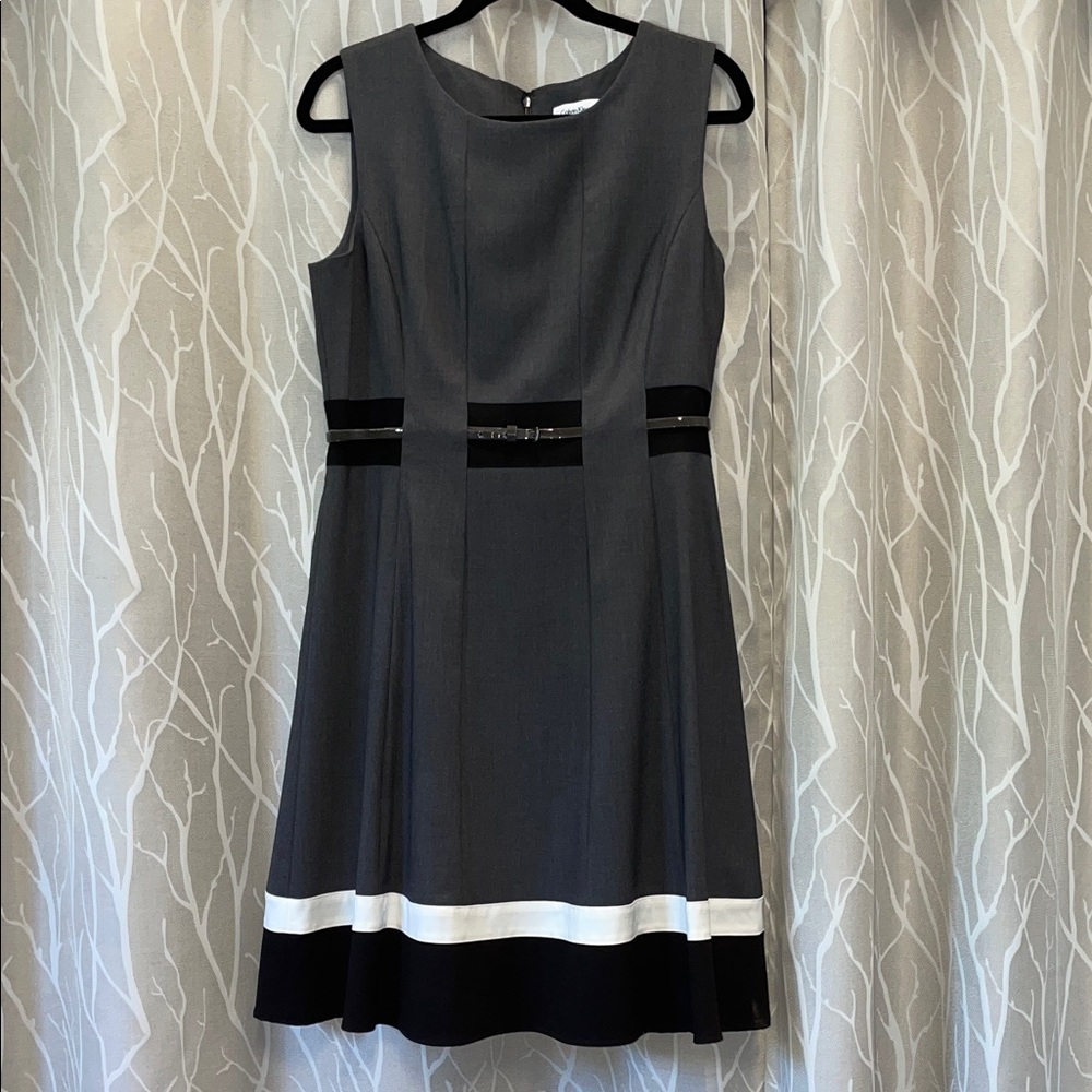 Calvin Klein Size 12 Flattering and Elegant Gray, Black, & White Midi Dress